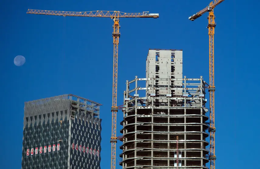 FILED - A scene from a Beijing construction project. The head of Chinese real estate group Evergrande, which is threatened with collapse, told employees in a letter that he is convinced the "darkest moment" can be overcome. Photo: picture alliance / dpa