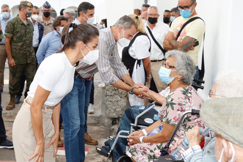 King Felipe VI and Queen Letizia travelled to the Spanish island of La Palma to encourage evacuees after the eruption of the Cumbre Vieja volcano. Photo: Twitter/@CasaReal.