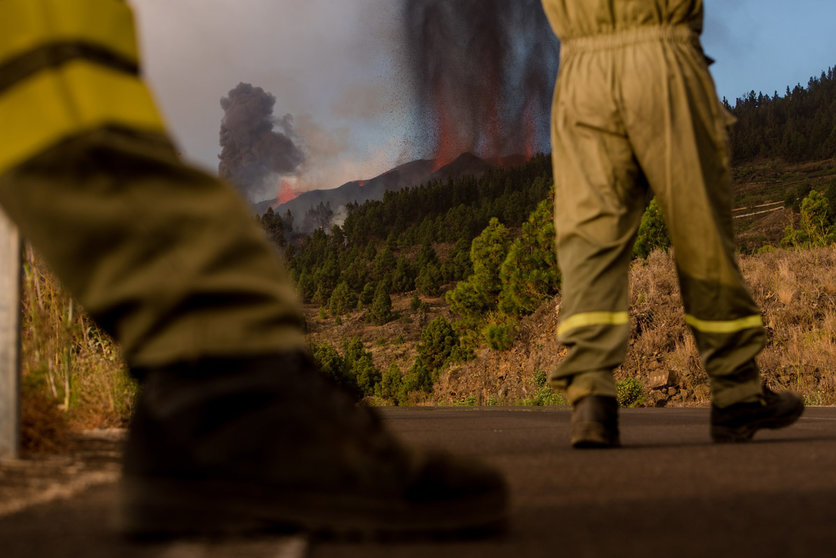 FILED - 19 September 2021, Spain, La Palma: Firefighters on duty as volcano Cumbre Vieja erupts on the Canary island of La Palma. A volcano erupted on the Spanish island of La Palma on Sunday, with several explosions in the El Paso municipality in the south of the island forcing at least 2000 people to flee the area, according to local media. Photo: Arturo Jimenez/Arturo Jimenez/dpa.