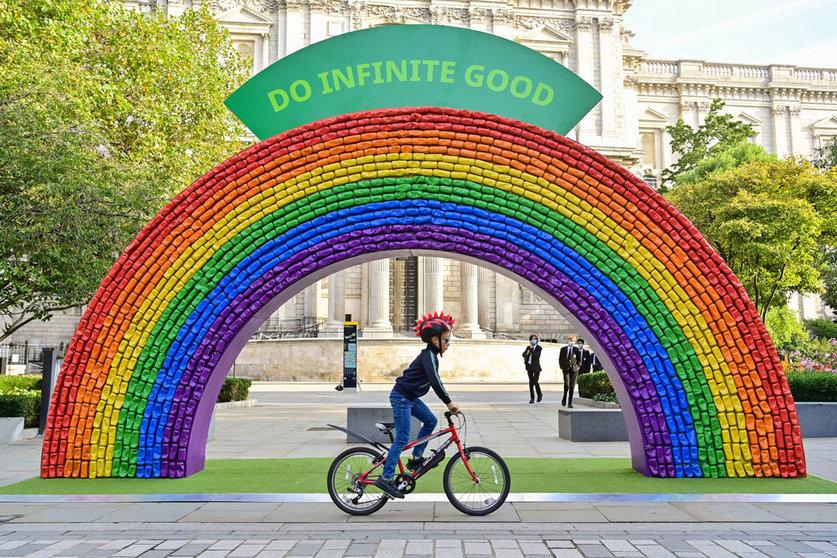Hugo, aged 7, rides past a 4x7 metre rainbow arch in front of St Paul's Cathedral in London, made entirely of recycled aluminium cans, which has been installed by recycling initiative "Every Can Counts", in partnership with The City of London Corporation, to encourage people to recycle. Photo: Matt Crossick/PA Wire/dpa