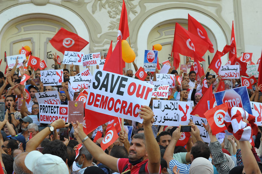 26 September 2021, Tunisia, Tunis: Supporters of Tunisia's Islamic Ennahdha party, take part in a demonsration on Habib Bourguiba Avenue, against President Keis Saied, after expanded his powers by taking over legislative and executive authorities. Photo: Chokri Mahjoub/ZUMA Press Wire/dpa
