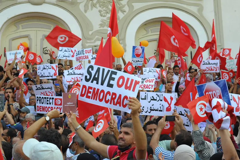 26 September 2021, Tunisia, Tunis: Supporters of Tunisia's Islamic Ennahdha party, take part in a demonsration on Habib Bourguiba Avenue, against President Keis Saied, after expanded his powers by taking over legislative and executive authorities. Photo: Chokri Mahjoub/ZUMA Press Wire/dpa