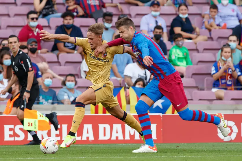 26 September 2021, Spain, Barcelona: Barcelona's Gerard Pique (R) and Levante's Dani Gomez battle for the ball during the Spanish La Liga soccer match between FC Barcelona and UD Levante at Camp Nou. Photo: David Ramirez/DAX via ZUMA Press Wire/dpa