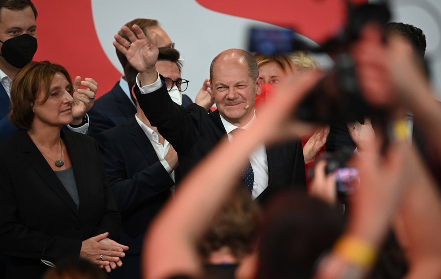 Olaf Scholz, Finance Minister and SPD candidate for Chancellor, waves next to his wife Britta Ernst during the election party at Willy Brandt House. Photo: Britta Pedersen/dpa