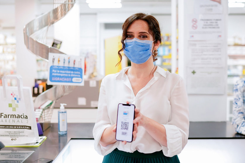The regional president of Madrid, Isabel Díaz Ayuso, with the Virtual Health Card that can be used from the mobile phone. Photo: Comunidad de Madrid.