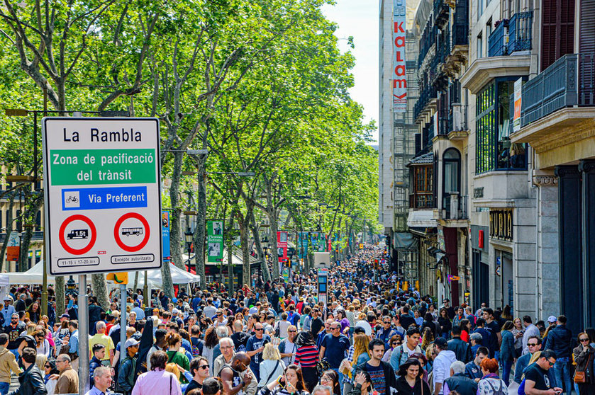 Stock photo of La Rambla in Barcelona, full of people. Photo: Pixabay.