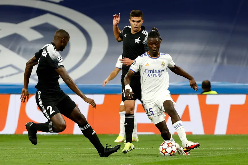 28 September 2021, Spain, Madrid: Real Madrid's Eduardo Camavinga (R) and Sheriff's Danilo Arboleda battle for the ball during the UEFA Champions League group D soccer match between Real Madrid and Sheriff Tiraspol Munich at Estadio Santiago Bernabeu. Photo: Apo Caballero/DAX via ZUMA Press Wire/dpa