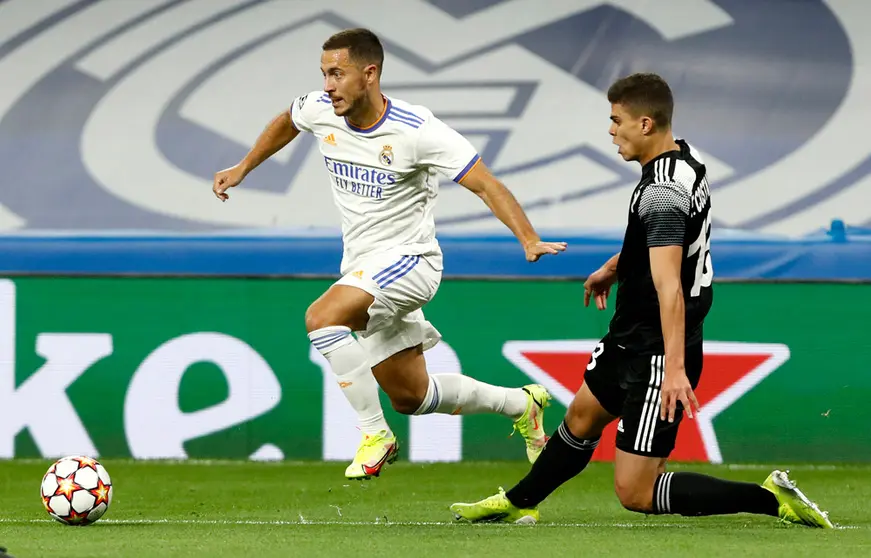 28 September 2021, Spain, Madrid: Real Madrid's Eden Hazard (L) and Sheriff's Fernando Peixoto Costanza battle for the ball during the UEFA Champions League group D soccer match between Real Madrid and Sheriff Tiraspol Munich at Estadio Santiago Bernabeu. Photo: Apo Caballero/DAX via ZUMA Press Wire/dpa