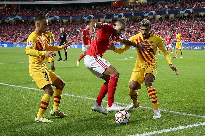 29 September 2021, Portugal, Lisbon: Benfica's Gilberto Moraes Junior (C) battles for the ball with Barcelona's Ronald Araujo (R) and Sergino Dest during the UEFA Champions League group E soccer match between SL Benfica and FC Barcelona at the Luz stadium. Photo: Pedro Fiuza/ZUMA Press Wire/dpa