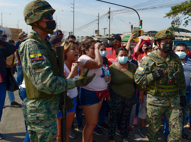 29 September 2021, Ecuador, Guayaquil: Relatives of inmates protest and cry outside the Guayas N1 detention center, where violent clashes broke out. About 400 officers were involved in the operation. Photo: Marcos Pin/dpa.