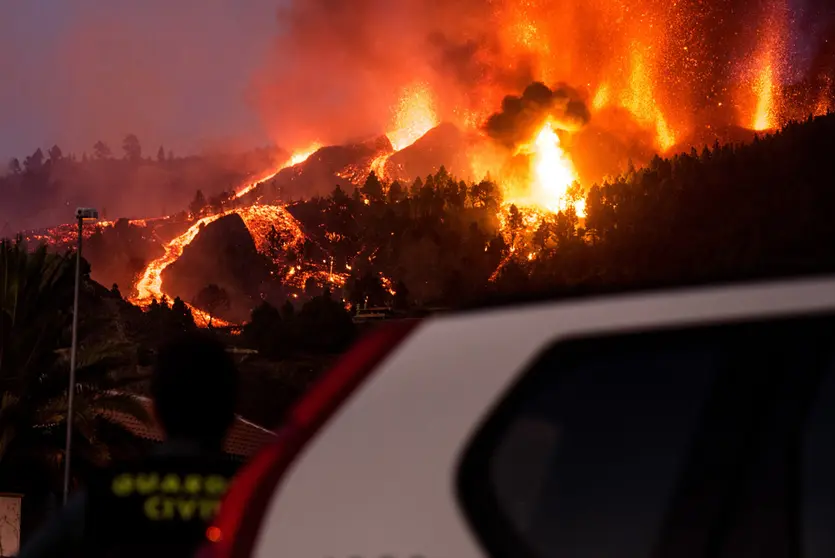 19 September 2021, Spain, La Palma: Lava comes out of the volcano Cumbre Vieja on the Canary island of La Palma. A volcano erupted on the Spanish island of La Palma on Sunday, with several explosions in the El Paso municipality in the south of the island forcing at least 2000 people to flee the area, according to local media. Photo: Arturo Jimenez/dpa