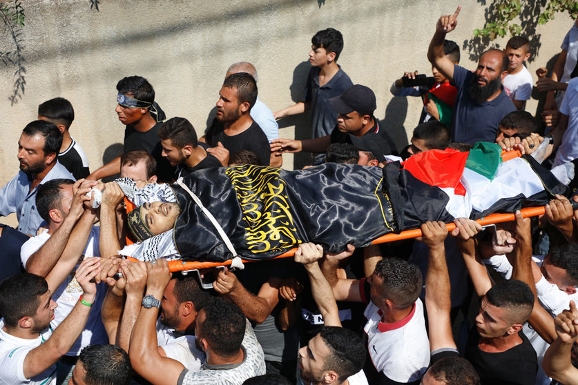 30 September 2021, Palestinian Territories, Jenin: Palestinians carry the body of a member of the Islamic Jihad Movement in Palestine Alaa Zayoud, who was killed during clashes with Israeli soldiers, during his funeral at his village of Silat al-Harithiyah, east of Jenin in the West Bank. Two Palestinians were killed Thursday morning by Israeli fire in the cities of Jenin and Jerusalem, according to Palestinian and Israeli media. Photo: Oday Daibes/APA Images via ZUMA Press Wire/dpa