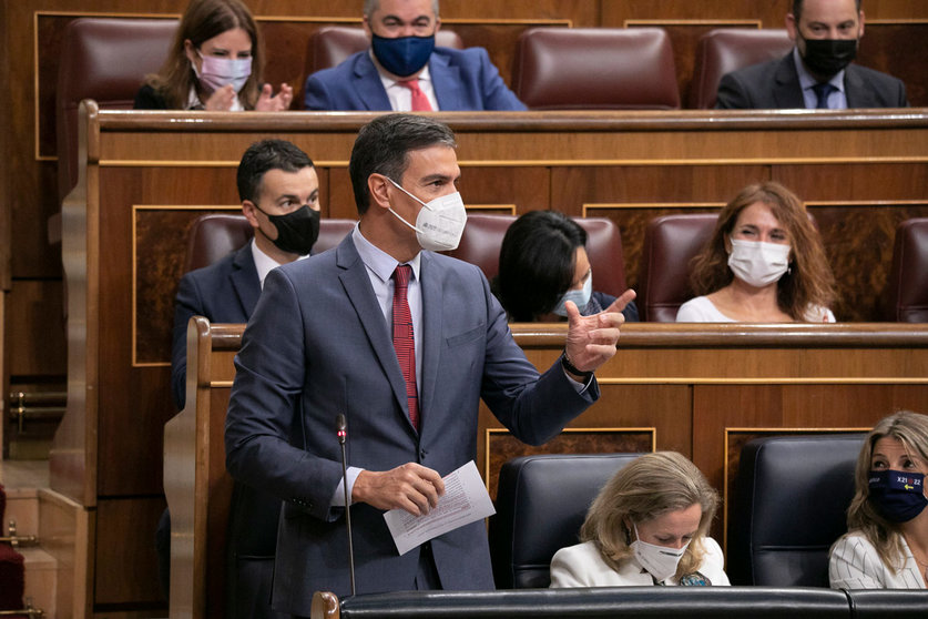 Prime Minister Pedro Sanchez speaks to Parliament. Photo: Eva Ercolanese/PSOE.