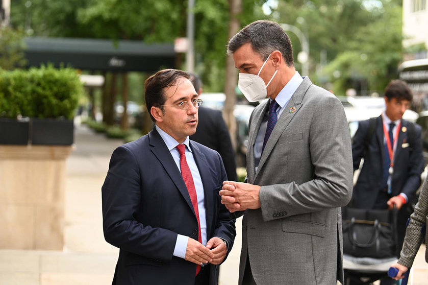 The President of the Government, Pedro Sánchez, talks with the Minister of Foreign Affairs, European Union and Cooperation, José Manuel Albares, who accompanies him on his trip to New York to attend the United Nations General Assembly. Photo: La Moncloa.