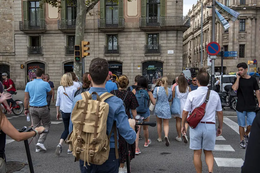 People walking through the streets of Barcelona. Photo: Pixabay.