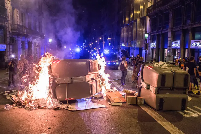 01 October 2021, Spain, Barcelona: Protesters burn trash containers during a demonstration for the 1-O referendum in Catalonia. The Catalan independence movement celebrates this Friday the fourth anniversary of the illegal referendum of October 1, 2017. Photo: Thiago Prudencio/SOPA Images via ZUMA Press Wire/dpa