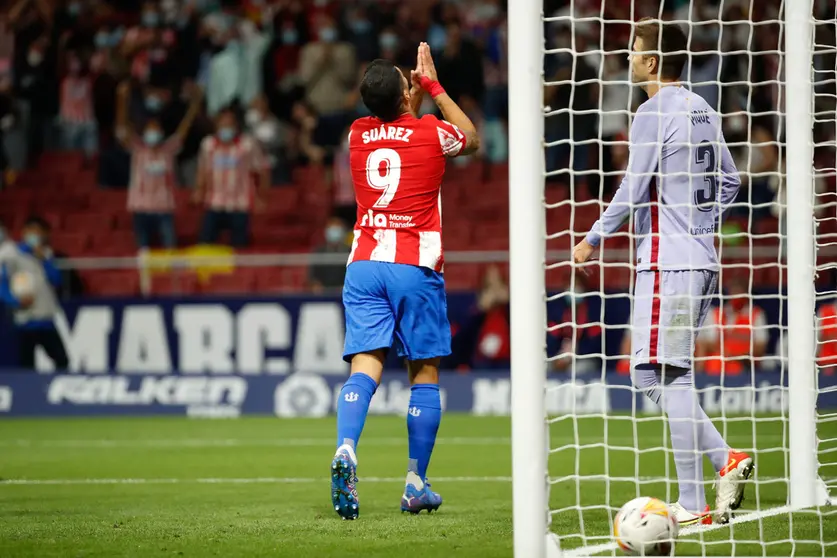 02 October 2021, Spain, Madrid: Atletico Madrid's Luis suarez celebrates scoring his side's second goal during the Spanish La Liga soccer match between Atletico Madrid and FC Barcelona at Wanda Metropolitano Stadium. Photo: -/DAX via ZUMA Press Wire/dpa