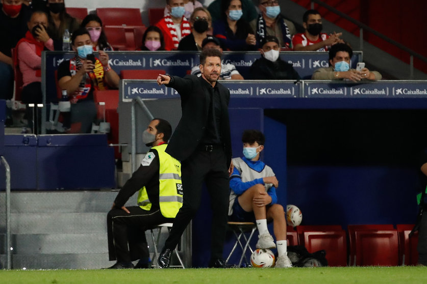 02 October 2021, Spain, Madrid: Atletico Madrid manager Diego Simeone gestures on the touchline during the Spanish La Liga soccer match between Atletico Madrid and FC Barcelona at Wanda Metropolitano Stadium. Photo: -/DAX via ZUMA Press Wire/dpa