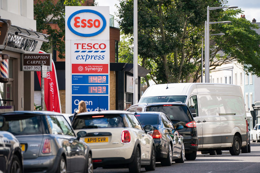 29 September 2021, United Kingdom, London: Vehicles queue for fuel at a petrol station in west London. Britain deploys army soldiers and more fuel trucks to ease the fuel shortage crisis. Photo: Dominic Lipinski/PA Wire/dpa