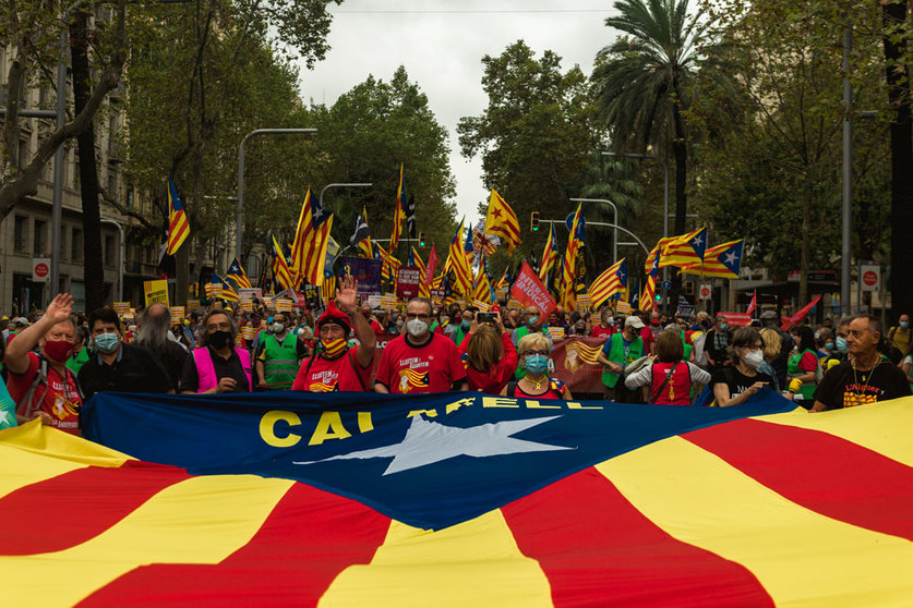 03 October 2021, Spain, Barcelona: Pro-independence activists march with Esteladas flags during a protest held to mark the 4th anniversary of the Catalan General strike, which was staged in 2017 two days after a banned referendum on the independence. Photo: Matthias Oesterle/ZUMA Press Wire/dpa