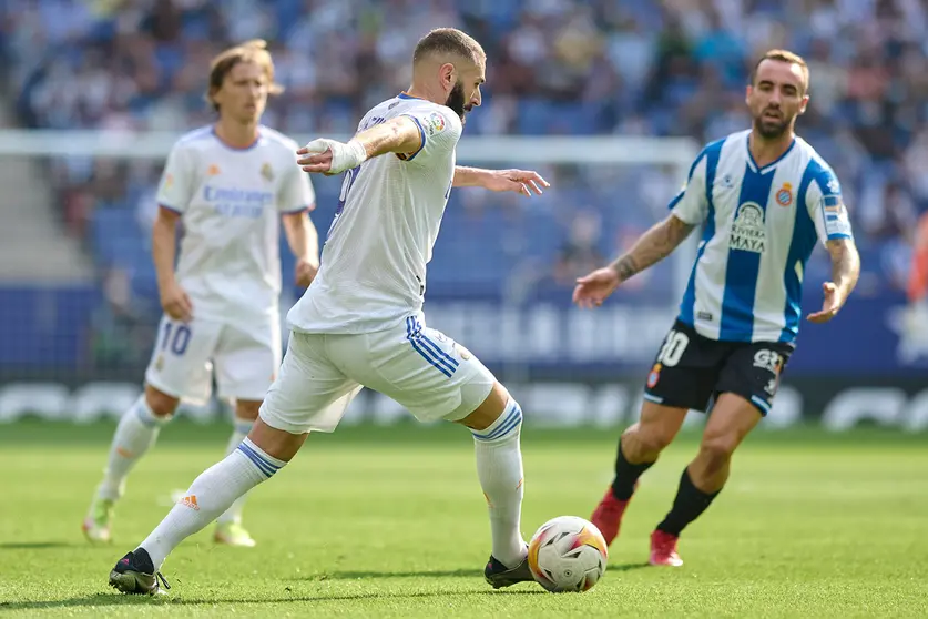 03 October 2021, Spain, Cornella de Llobregat: Real Madrid's Karim Benzema (L) and Espanyol's Sergi Darder battle for the ball during the Spanish La Liga soccer match between RCD Espanyol and Real Madrid at RCDE Stadium. Photo: Gerard Franco/DAX via ZUMA Press Wire/dpa