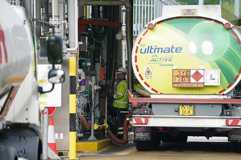 04 October 2021, United Kingdom, Hemel Hempstead: A staff member fills a fuel truck at Buncefield oil depot, known as the Hertfordshire Oil Storage Terminal. About 200 military personnel, including 100 lorry drivers, are expected to help tackle the supply problems at filling fuel stations. Photo: Joe Giddens/PA Wire/dpa