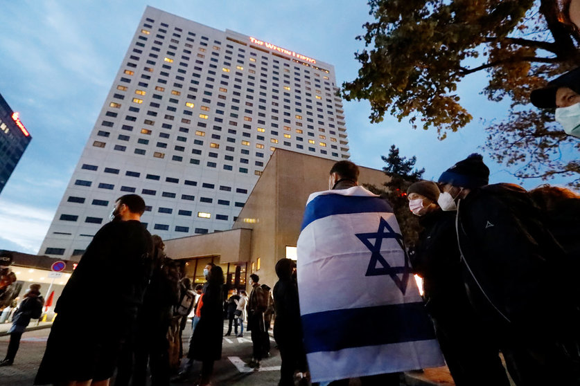 People gather in front of the "Westin Hotel" to show solidarity with the musician Gil Ofarim and Jews in Germany. Ofarim had been the victim of an anti-Semitic incident at the Leipzig hotel on Monday, according to his own account. Photo: Dirk Knofe/dpa