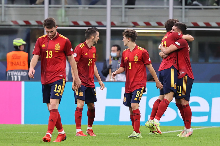 06 October 2021, Italy, Milan: Spain's Ferran Torres (R) celebrates scoring his side's first goal with team mates during the UEFA Nations League semi-final soccer match between Italy and Spain at San Siro Stadium. Photo: Fabrizio Carabelli/LPS via ZUMA Press Wire/dpa