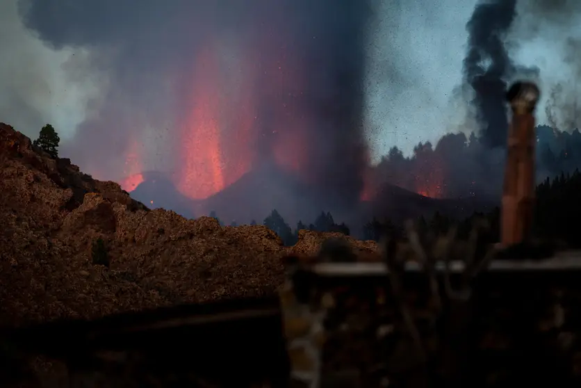 19 September 2021, Spain, La Palma: Lava and smoke comes out of the volcano Cumbre Vieja on the Canary island of La Palma. A volcano erupted on the Spanish island of La Palma on Sunday, with several explosions in the El Paso municipality in the south of the island forcing at least 2000 people to flee the area, according to local media. Photo: Arturo Jimenez/dpa