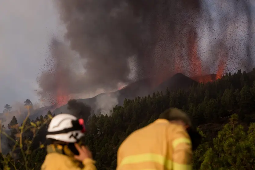 19 September 2021, Spain, La Palma: Firefighters on duty as volcano Cumbre Vieja erupts on the Canary island of La Palma. A volcano erupted on the Spanish island of La Palma on Sunday, with several explosions in the El Paso municipality in the south of the island forcing at least 2000 people to flee the area, according to local media. Photo: Arturo Jimenez/dpa