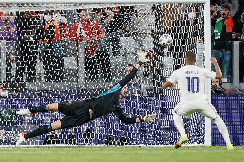 07 October 2021, Italy, Turin: France's Kylian Mbappe scores his side second goal from a penalty spot during the UEFA Nations League semi-final soccer match between Belgium and France at Allianz Stadium. Photo: Bruno Fahy/BELGA/dpa