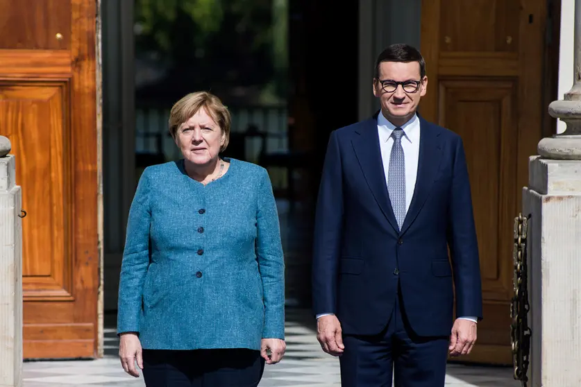 German Chancellor Angela Merkel (L) is welcomed by Polish Prime Minister Mateusz Morawiecki at The Royal Lazienki. Photo: Attila Husejnow/SOPA Images via ZUMA Press Wire/dpa