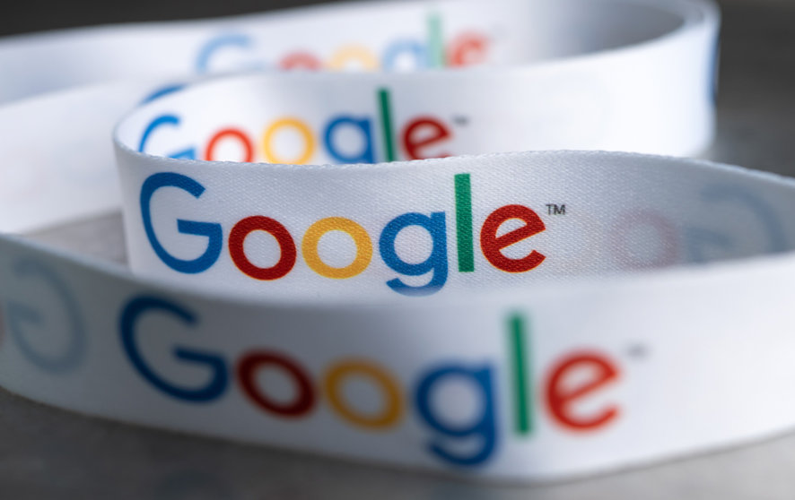 A lanyard with the Google logo lies at the presentation of the investment plan for Google Germany in the offices of Google in Berlin's Mitte district on August 31, 2021. Photo: Bernd von Jutrczenka/dpa