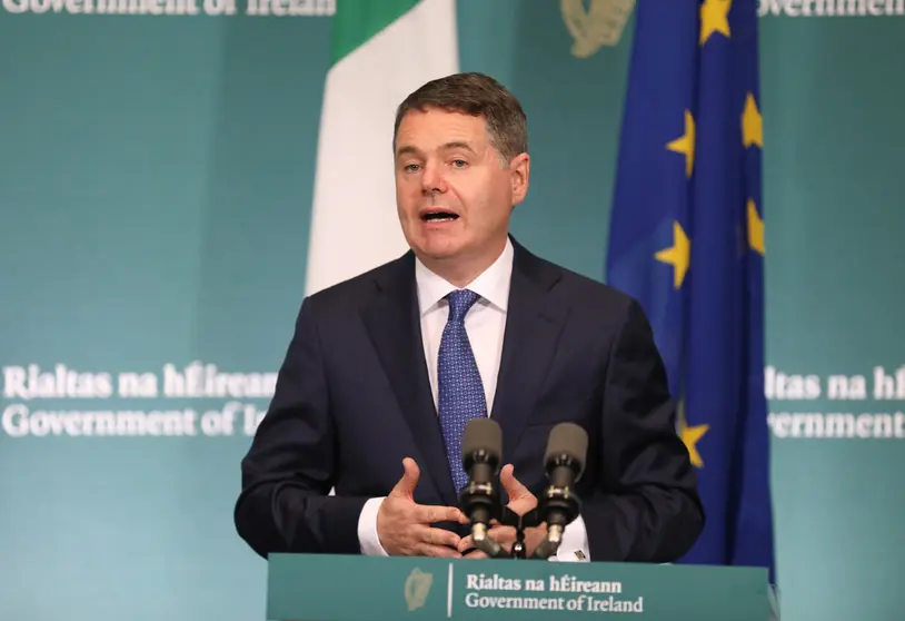 HANDOUT - 07 October 2021, Ireland, Dublin: Irish Finance Minister Paschal Donohoe speaks to reporters, at Government Buildings. Ireland’s 12.5% corporate tax rate is to be increased to 15%. Photo: Julien Behal/Irish Government /PA Media/dpa - ACHTUNG: Nur zur redaktionellen Verwendung und nur mit vollständiger Nennung des vorstehenden Credits