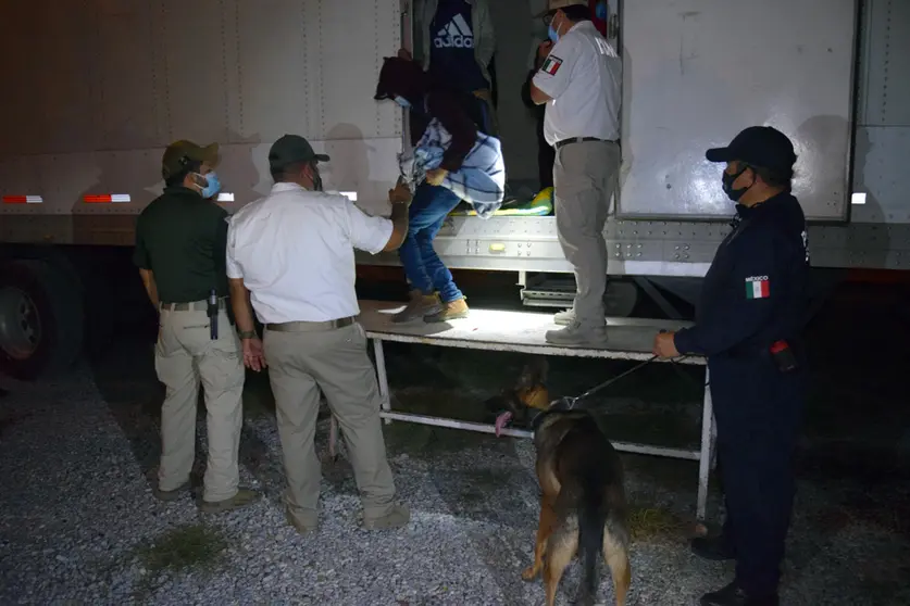 HANDOUT - 08 October 2021, Mexico, Hidalgo: Police and officials help migrants out of a truck. Soldiers in Mexico discovered a total of 652 Central American migrants hiding in three sealed refrigerated cargo trucks, the country's INM immigration agency said on Friday. Photo: --/Regierung des Bundesstaates Tamaulipas/dpa - ACHTUNG: Nur zur redaktionellen Verwendung im Zusammenhang mit der aktuellen Berichterstattung und nur mit vollständiger Nennung des vorstehenden Credits