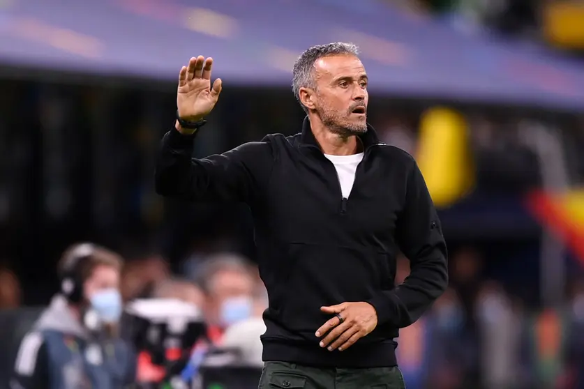 06 October 2021, Italy, Milan: Spain head coach Luis Enrique gestures on the touchline during the UEFA Nations League semi-final soccer match between Italy and Spain at San Siro Stadium. Photo: Fabio Ferrari/LaPresse via ZUMA Press/dpa