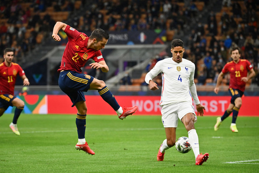 10 October 2021, Italy, Milan: Spain's Pablo Sarabia (L) and France's Raphael Varane battle for the ball during the UEFA Nations League final soccer match between Spain and France at San Siro Stadium. Photo: Massimo Paolone/LaPresse via ZUMA Press/dpa