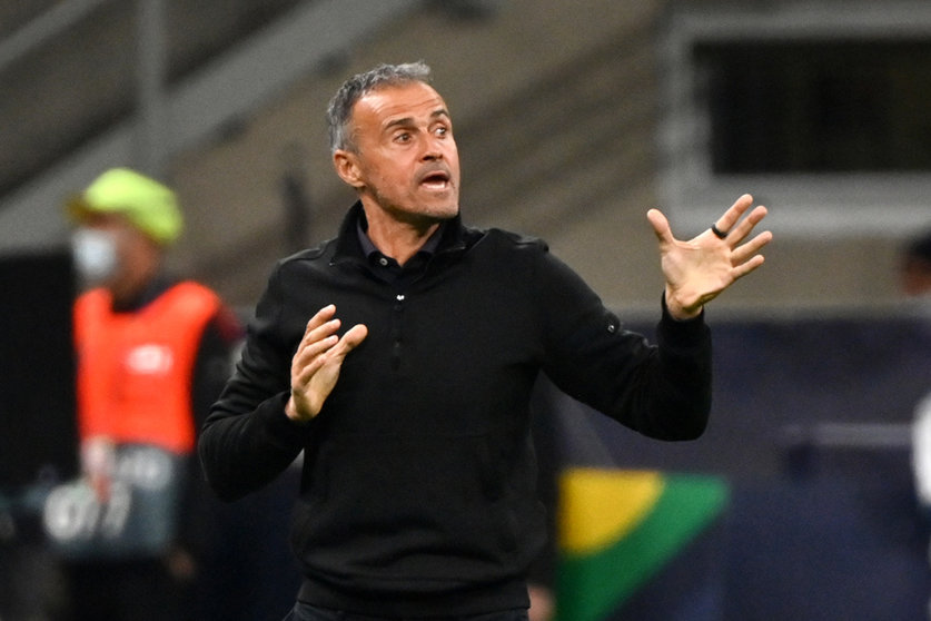 10 October 2021, Italy, Milan: Spain head coach Luis Enrique gestures on the touchline during the UEFA Nations League final soccer match between Spain and France at San Siro Stadium. Photo: Massimo Paolone/LaPresse via ZUMA Press/dpa