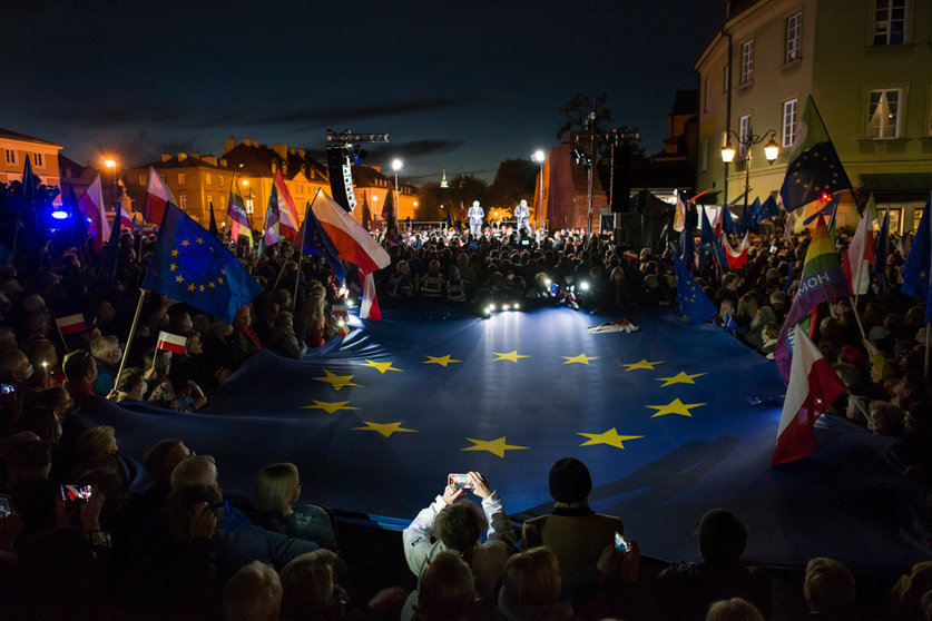 10 October 2021, Poland, Warsaw: Protesters hold EU and Polish flags during the pro-EU rally to show support for the European Union after the constitutional court ruled earlier this week that the Polish constitution overrides EU laws. Photo: Attila Husejnow/SOPA Images via ZUMA Press Wire/dpa
