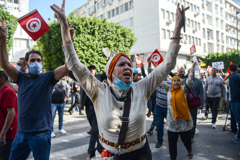 10 October 2021, Tunisia, Tunis: Protestors including supporters of the Islamic Ennahda party take part in a demonstration against Tunisian President Kais Saied, at Avenue Habib Bourguiba. Photo: Chokri Mahjoub/ZUMA Press Wire/dpa