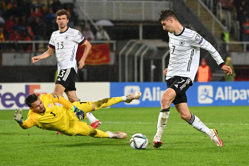 11 October 2021, North Macedonia, Skopje: Germany's Kai Havertz (R) scores his side's first goal during the 2022 FIFA World Cup European Qualification Group J soccer match between North Macedonia and Germany at Telekom Arena. Photo: Federico Gambarini/dpa