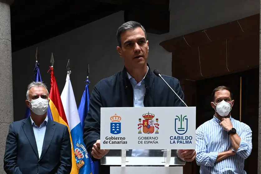 Prime Minister Pedro Sanchez in La Palma. Photo: Twitter/La Moncloa.