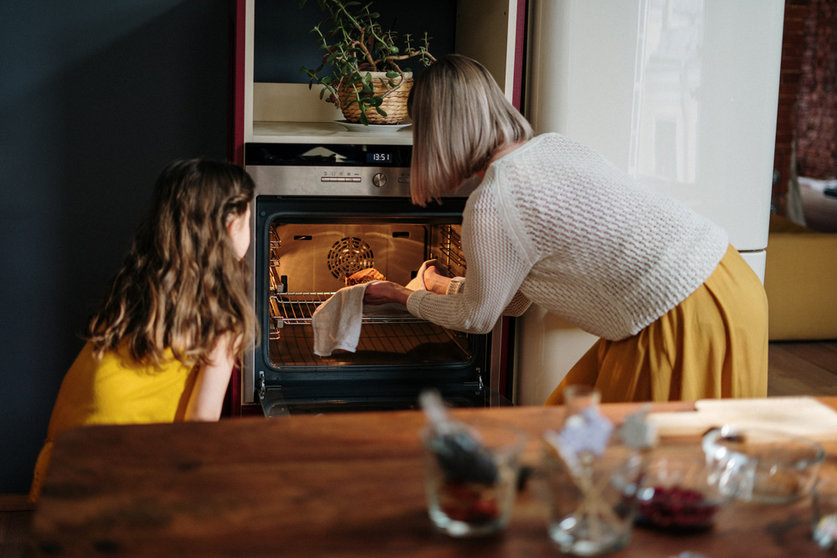 Oven-woman-cook-by-Pexels