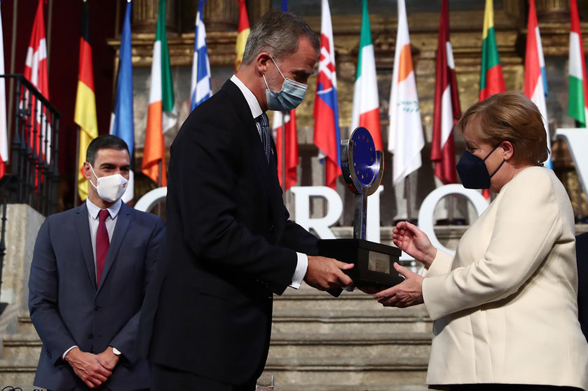 Angela Merkel (R) receives the Charles V European award from King Felipe VI, in the presence of Prime Minister Pedro Sánchez. Photo: La Moncloa.