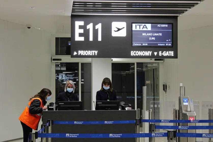 15 October 2021, Italy, Fiumicino: Employees of the Italia Trasporto Aereo (ITA) Airline work at Leonardo da Vinci International Airport after the company started operations on Friday. The first ITA flight is scheduled to take off from Milan Linate Airport. Photo: Redazione Telenews/ANSA via ZUMA Press/dpa