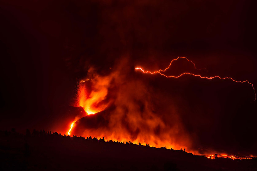 12 October 2021, Spain, La Palma: Lava flows from the volcano Cumbre Vieja on the Canary Island of La Palma. After the collapse of the northern flank of the volcanic cone of Cumbre Vieja, a new lava flow has formed, causing further destruction on La Palma. Photo: Alexandre Diaz/EUROPA PRESS/dpa
