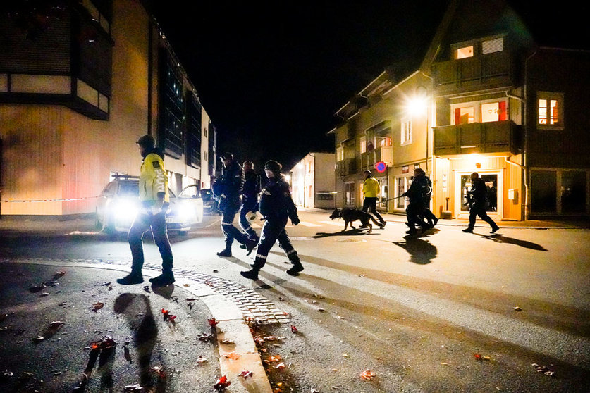 FILED - 13 October 2021, Norway, Kongsberg: Police officers investigate the center of Kongsberg after a violent crime. Several people were killed and injured during a violent armed attack in the Norwegian town of Kongsberg on Wednesday, according to the police. Photo: Hakon Mosvold Larsen/NTB/dpa