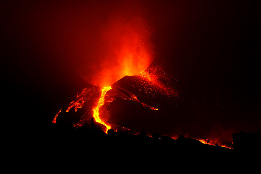 10 October 2021, Spain, La Palma: Lava flows from the volcano Cumbre Vieja on the Canary Island of La Palma. After the collapse of the northern flank of the volcanic cone of Cumbre Vieja, a new lava flow has formed, causing further destruction on La Palma. Photo: Europa Press/EUROPA PRESS/dpa