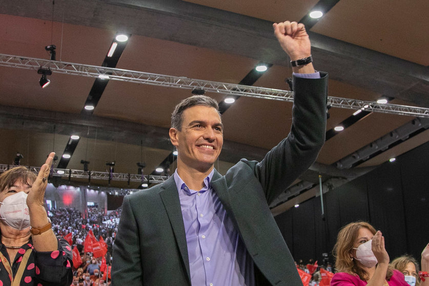 Prime Minister Pedro Sanchez, fist raised, in the 40th Congress of his party, the PSOE. Photo: Eva Ercolanese / PSOE.