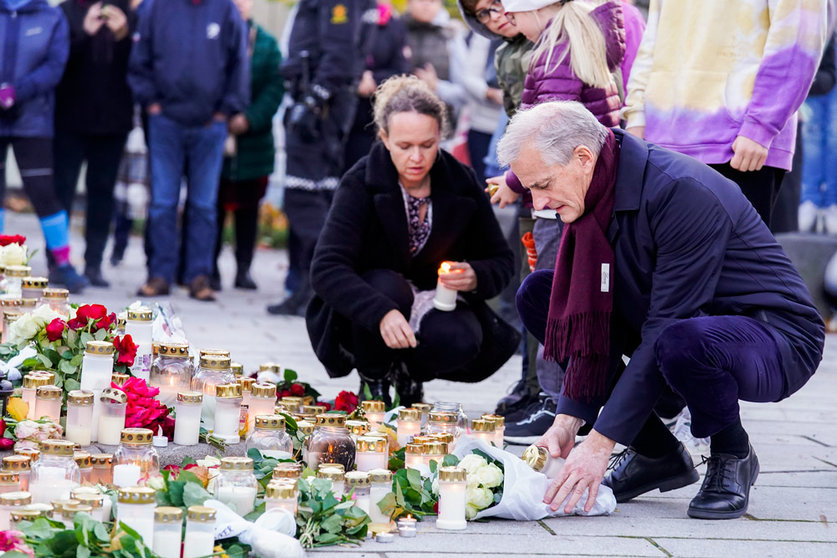 15 October 2021, Norway, Kongsberg: Norwegian Prime Minister Jonas Gahr Store (R) lays flowers and lights candles for the victims of a violent armed attack that left five people killed and two injured on Wednesday night. Photo: Terje Bendiksby/NTB/dpa